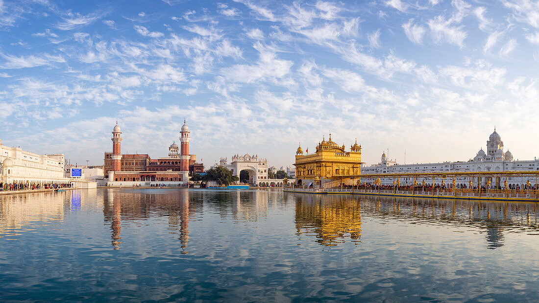 Der Goldene Tempel (Harmandir Sahib) und Amrit Sarovar (Nektarbecken) (Nektarsee), Amritsar, Punjab, Indien, Asien