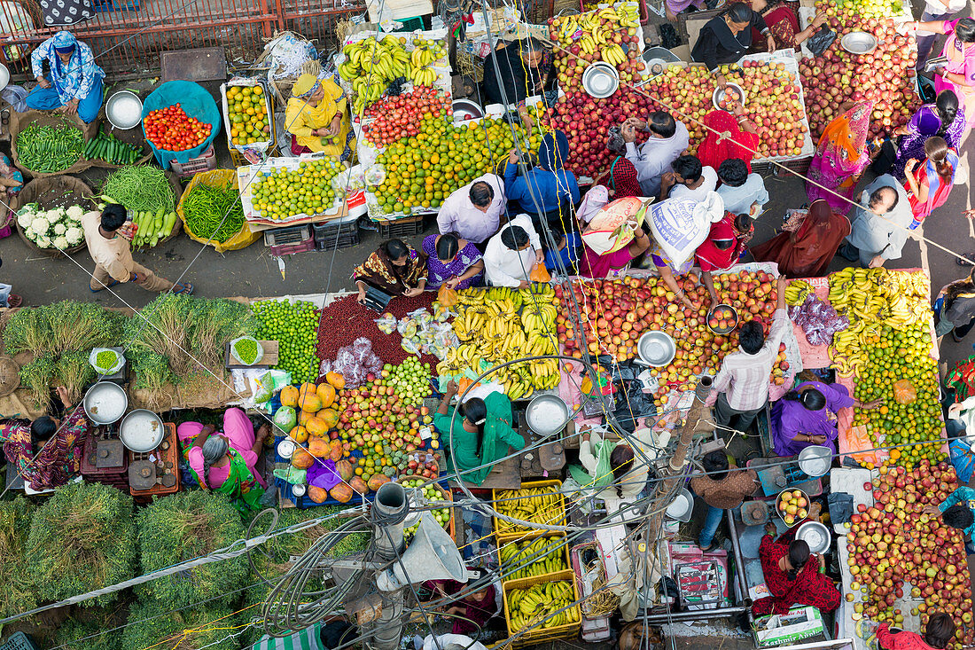 Fruit and vegetable market in the Old City, Udaipur, Rajasthan, India, Asia