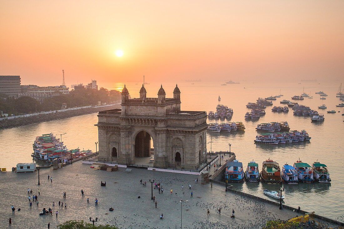 Das Gateway of India, Denkmal zum Gedenken an die Landung von König George V. und Queen Mary im Jahr 1911, Mumbai, Maharashtra, Indien, Asien