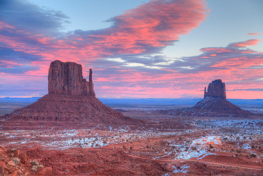 Sonnenaufgang, West Mitten Butte links und East Mitten Butte rechts, Monument Valley Navajo Tribal Park, Utah, Vereinigte Staaten von Amerika, Nordamerika