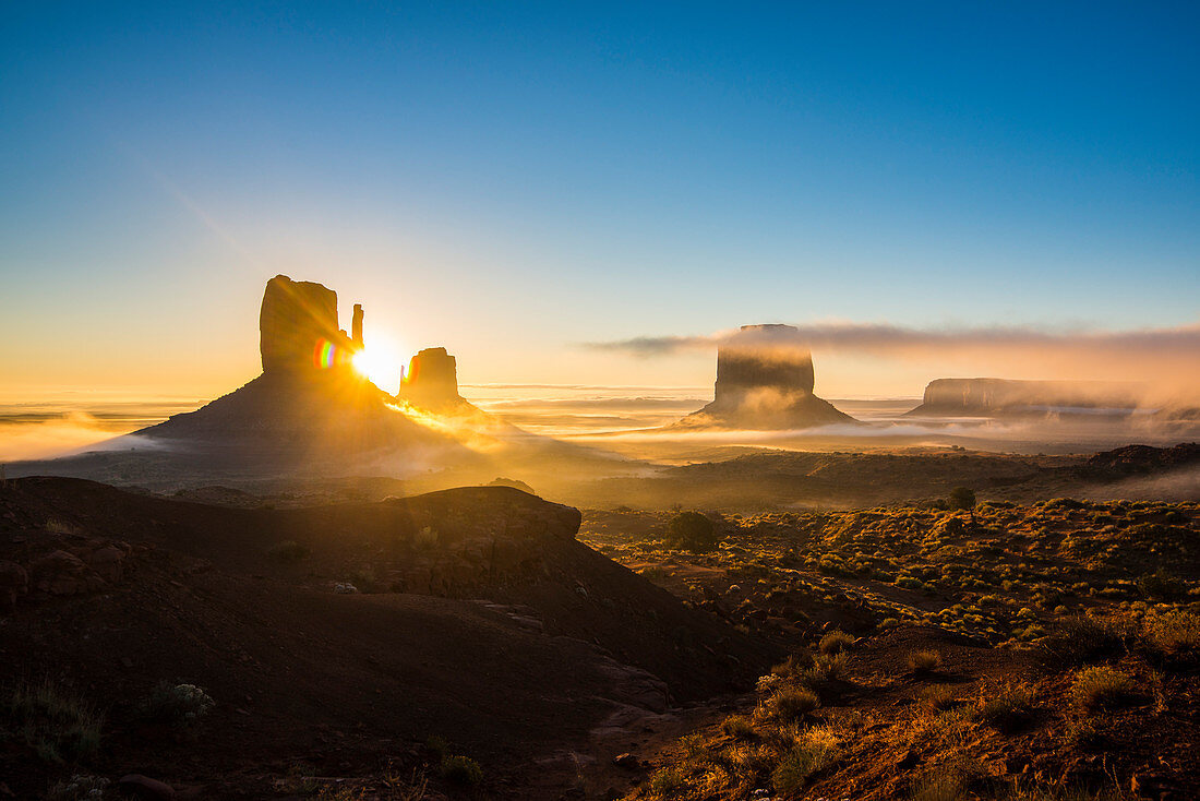 Monument Valley bei Sonnenaufgang, Arizona, Vereinigte Staaten von Amerika, Nordamerika