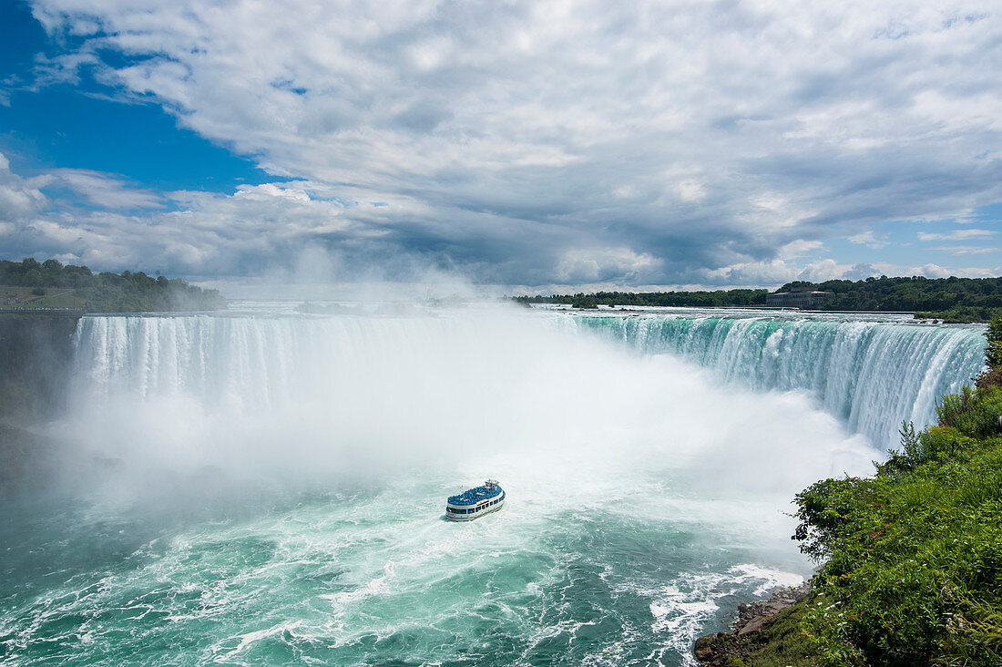 Touristenboot im Nebel der Horseshoe Falls (Canadian Falls), Niagara Falls, Ontario, Kanada, Nordamerika