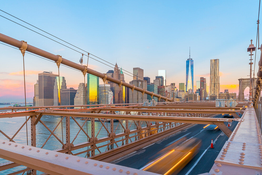 Brooklyn Bridge über East River, Skyline von Lower Manhattan, einschließlich Freedom Tower des World Trade Centers, New York, Vereinigte Staaten von Amerika, Nordamerika