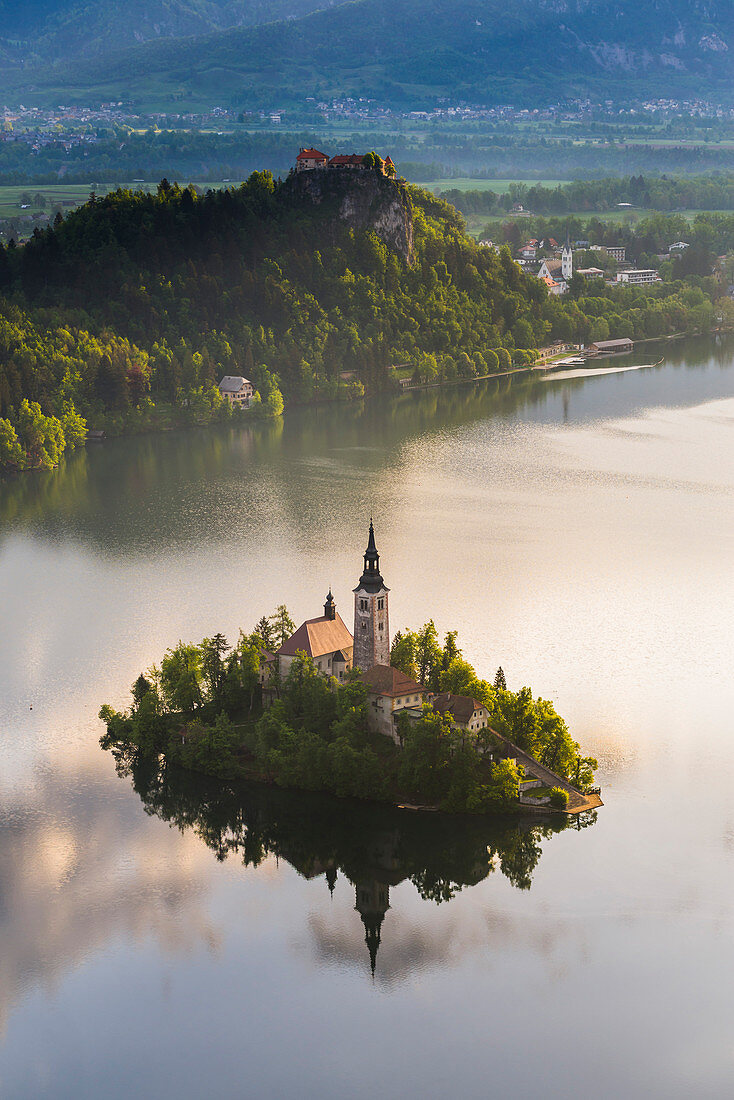 Der Bleder See mit Insel und die Burg von Bled bei Sonnenaufgang, Julische Alpen, Gorenjska, Slowenien, Europa