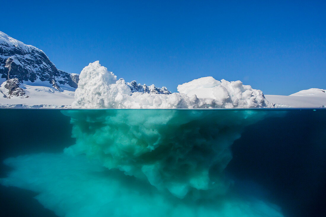 Ober- und Unteransicht des Gletschereises in der Nähe der Insel Wiencke, des Neumayer-Kanals, der Antarktis und der Polarregionen