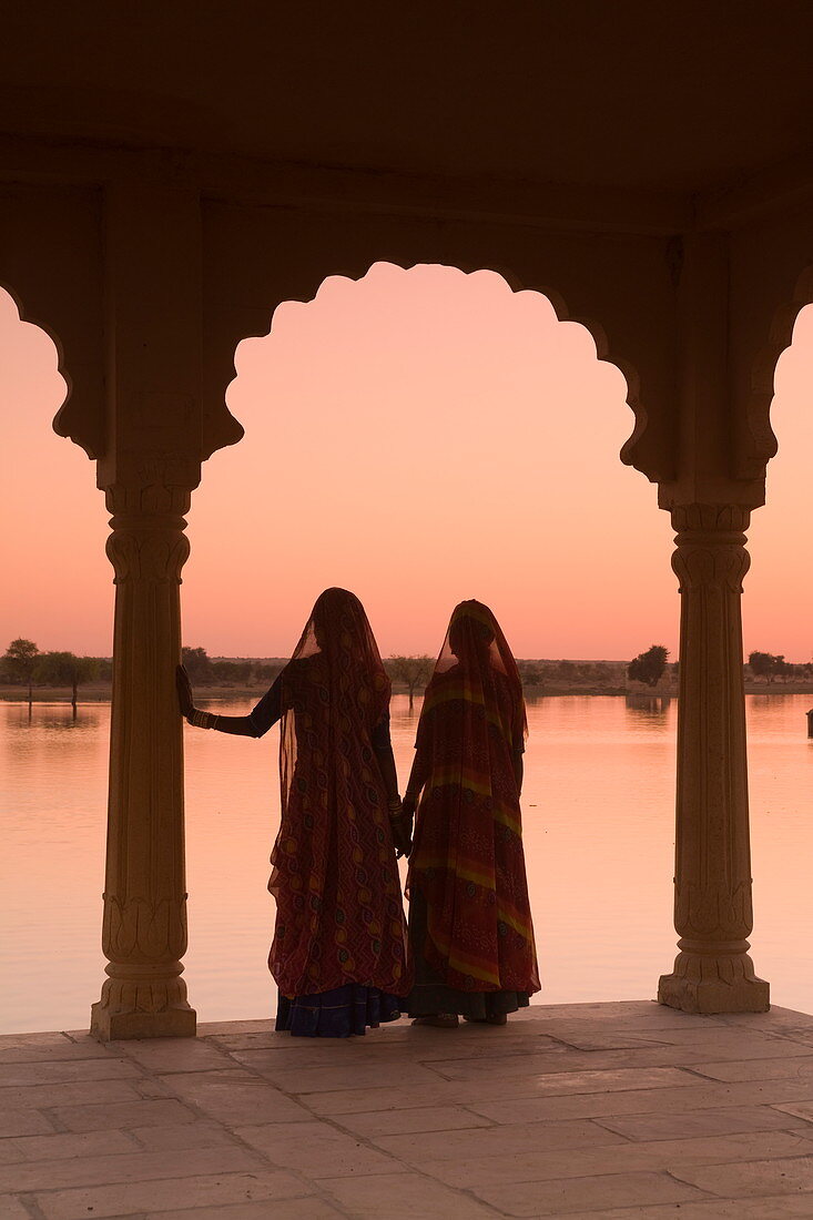 Frauen in traditioneller Kleidung, Jaisalmer, Western Rajasthan, Indien