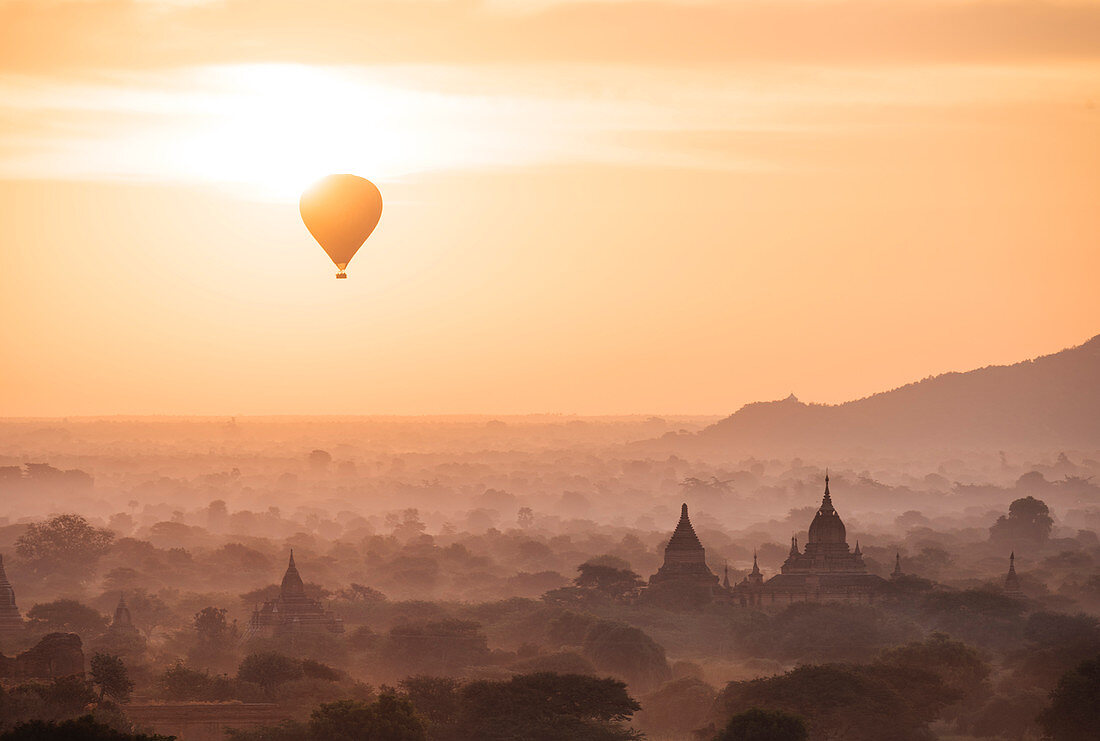 Heißluftballon und Tempel im Morgengrauen, Bagan (Pagan), Mandalay Region, Myanmar (Burma), Asien