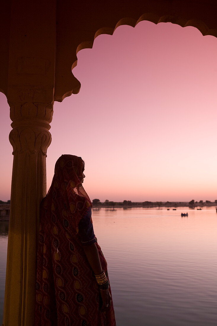 Frau im traditionellen Kleid, Jaisalmer, Western Rajasthan, Indien