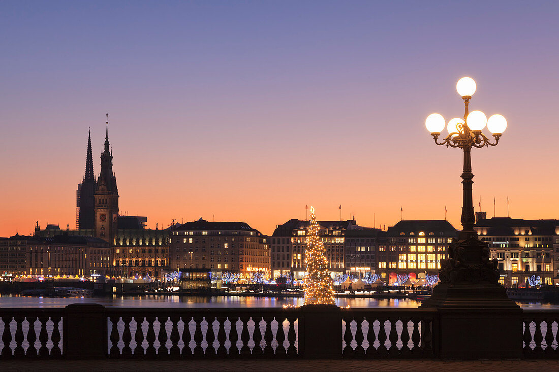 Blick über die Binnenalster auf den Weihnachtsmarkt am Jungfernstieg und Rathaus, Hamburg, Hansestadt, Deutschland, Europa