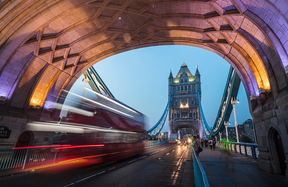 Lichter auf der Tower Bridge über die Themse mit einem typischen Doppeldeckerbus, London, England, Großbritannien, Europa