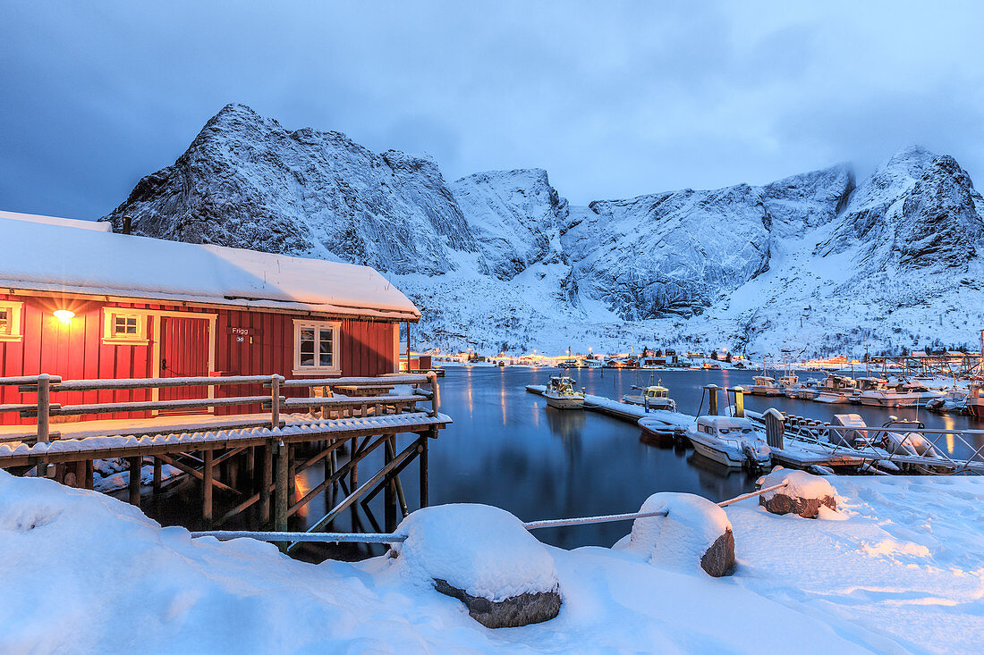 Ein Rorbu, das typisch norwegische Haus, das oft an schönen Orten gebaut wurde, an denen die Natur der Lofoten noch unberührt ist, Lofoten, Arktis, Norwegen, Skandinavien, Europa
