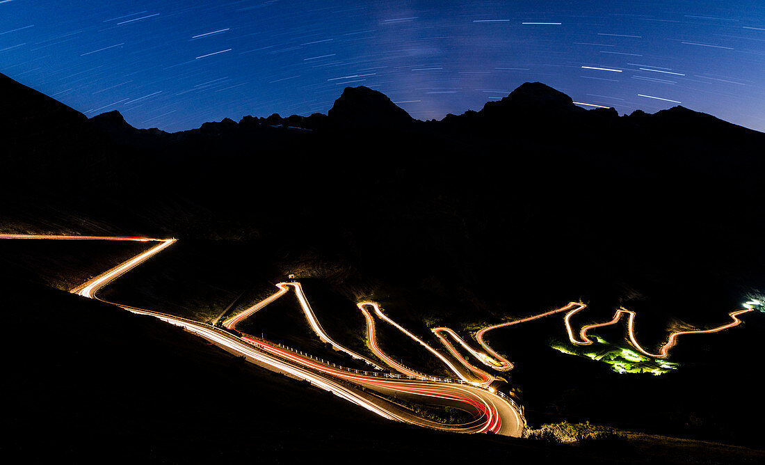 Sternenspuren über beleuchtete Autostraße am Stilfserjoch, Valtellina, Lombardei, Trentino Südtirol, Italien, Europa