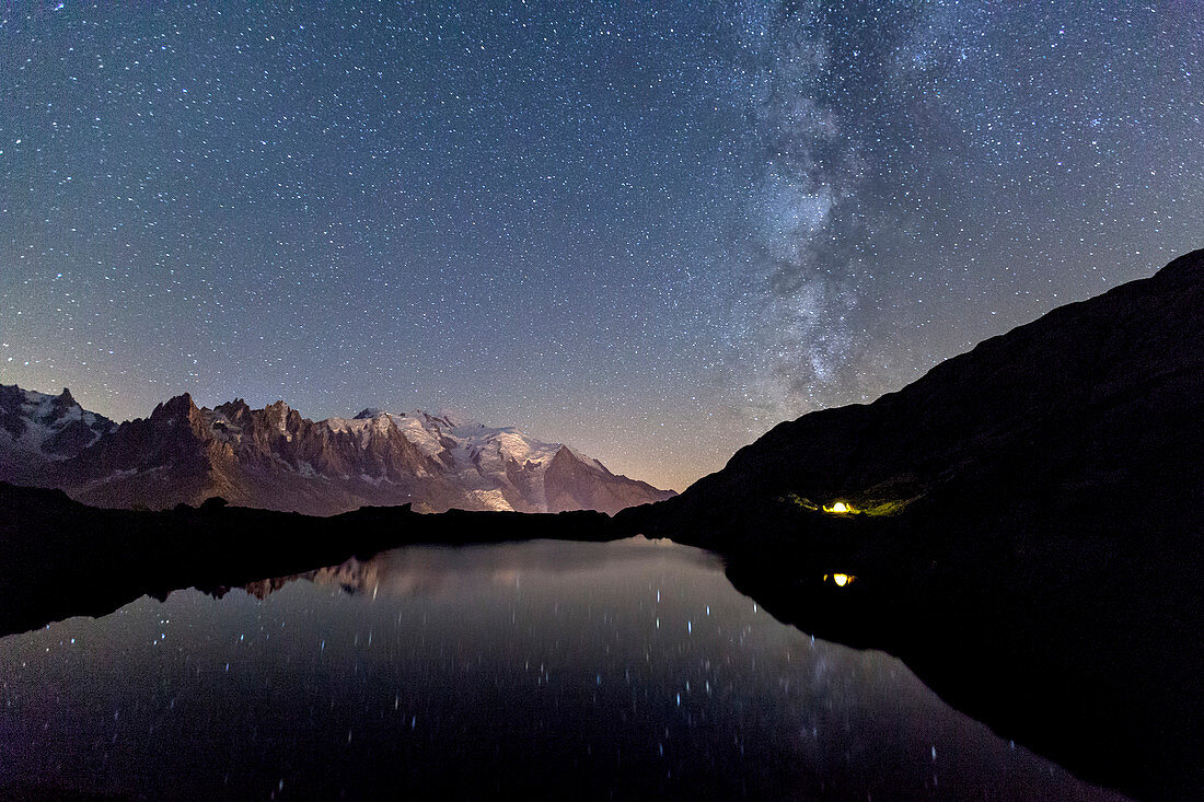 Camping unter dem Sternenhimmel am Lac des Cheserys, Mont Blanc in der Mitte, Europas höchster Gipfel, Chamonix, Haute Savoie, Französische Alpen, Frankreich, Europa