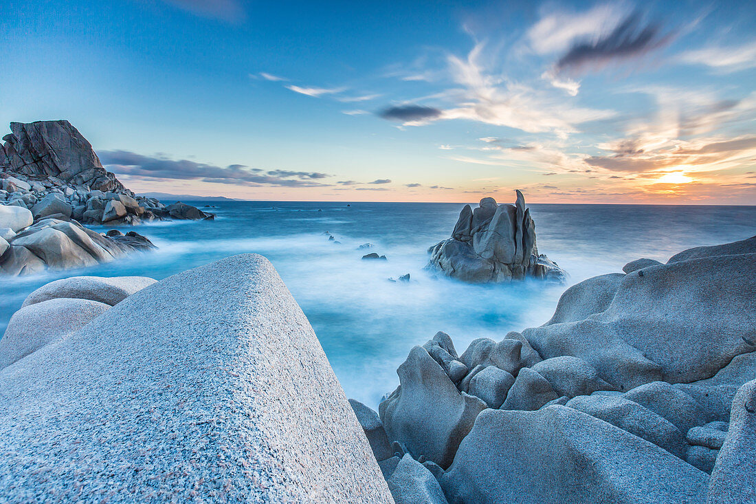Wellen auf den glatten Felsen der Halbinsel Capo Testa, bei Santa Teresa di Gallura, Sardinien, Italien, Mittelmeer, Europa