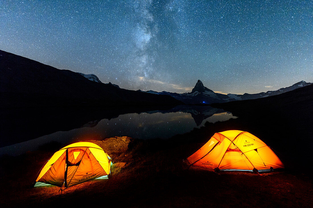 Camping unter dem Sternenhimmel mit Matterhorn spiegelt sich im Stellisee-See, Zermatt, Kanton Wallis, Penniner Alpen, Schweizer Alpen, Schweiz, Europa