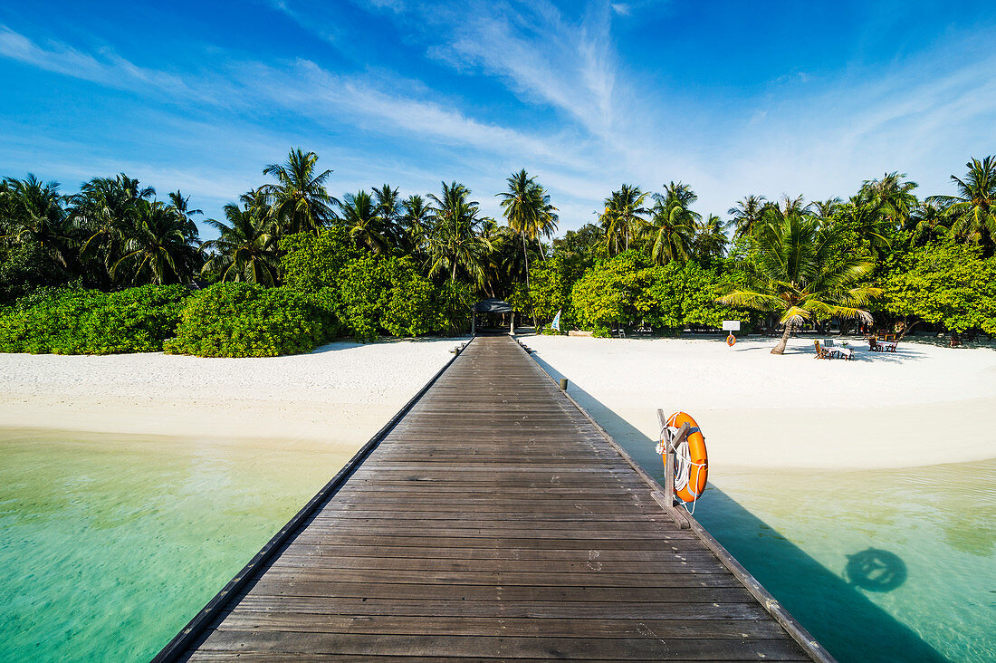 Langer Pier führt zu einer kleinen Insel über türkisfarbenem Wasser, Sun Island Resort, Insel Nalaguraidhoo, Ari-Atoll, Malediven, Indischer Ozean, Asien