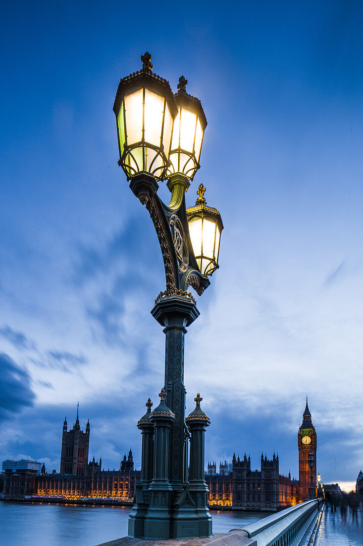 Laternenpfahl auf Westminster Bridge, London, England, Großbritannien, Europa