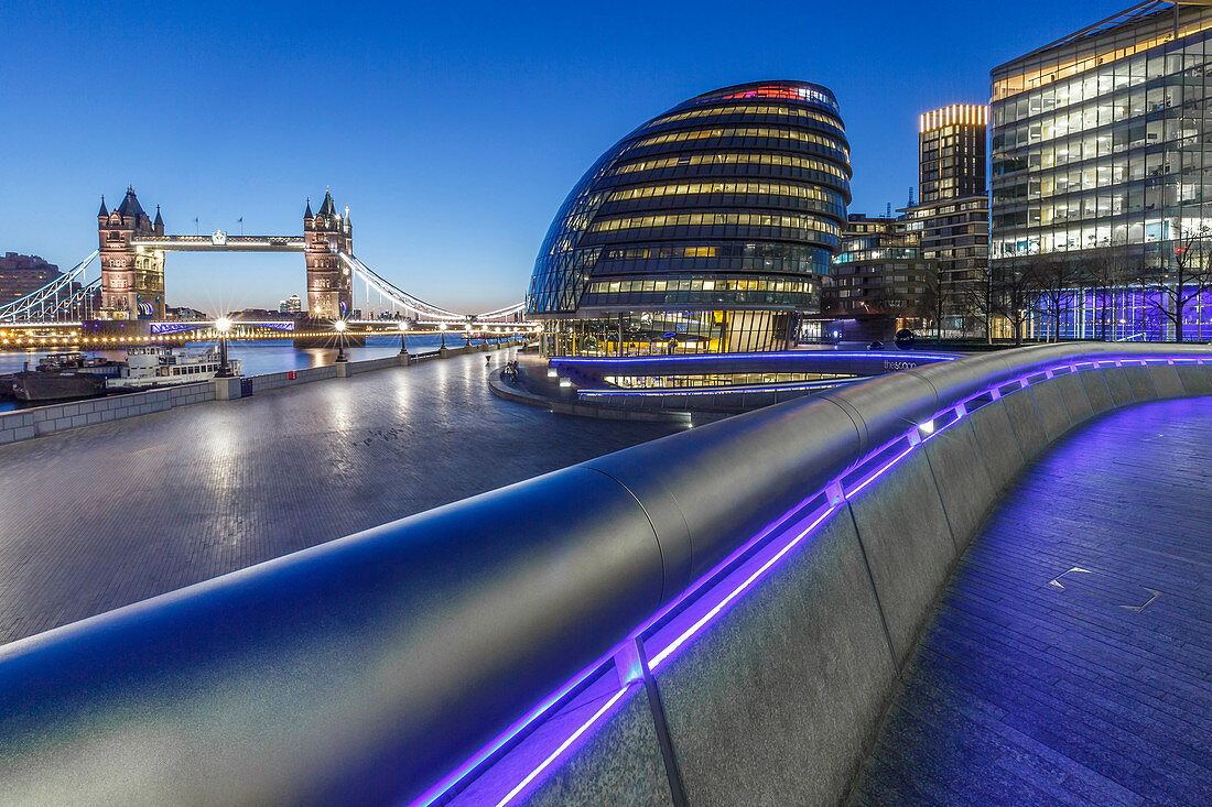 Rathaus, Themse und Tower Bridge im Morgengrauen, London, England, Vereinigtes Königreich, Europa