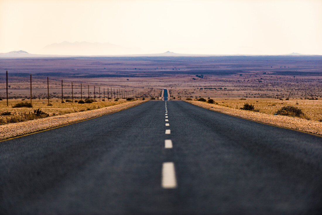 Langer Weg in der Karas-Region im Süden Namibias, Afrika