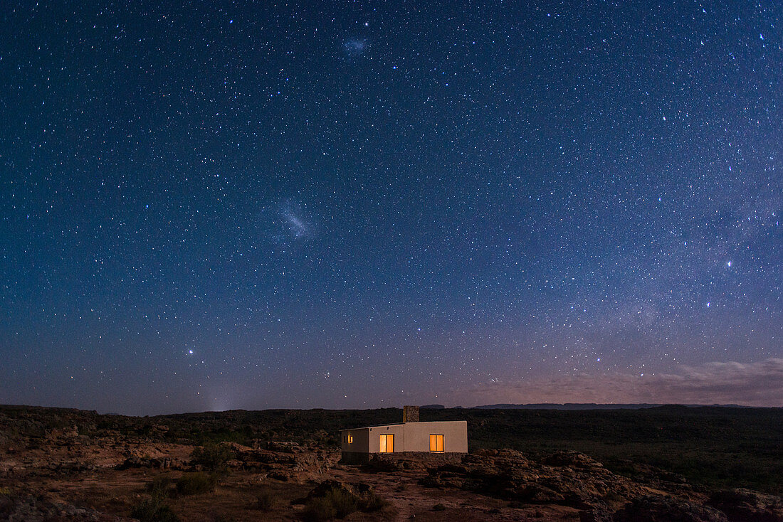 Ein kleines Haus unter Sternenhimmel im Cederberg, Westkap, Südafrika, Afrika