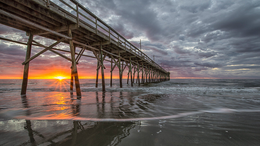 Strand, Ozean, Wellen und Pier bei Sonnenaufgang, Sunset Beach, North Carolina, Vereinigte Staaten von Amerika, Nordamerika