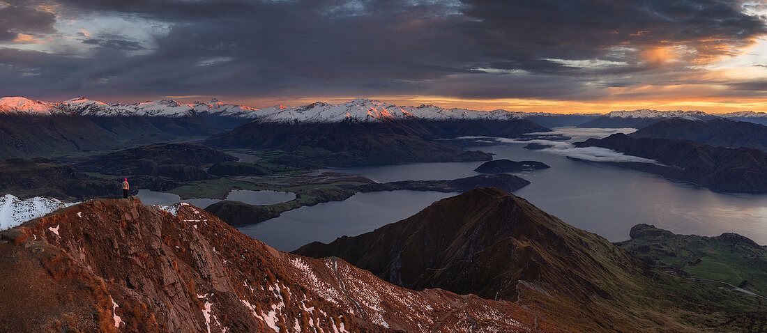 Panoramablick am Morgen auf Bergketten einschließlich Mount Aspiring vom Roys Peak, Wanaka, Otago, Südinsel, Neuseeland, Pazifik