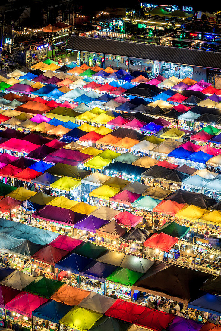 Bunte Imbissstände und Zelte am Train Night Market Ratchada in Bangkok, Thailand, Südostasien, Asien