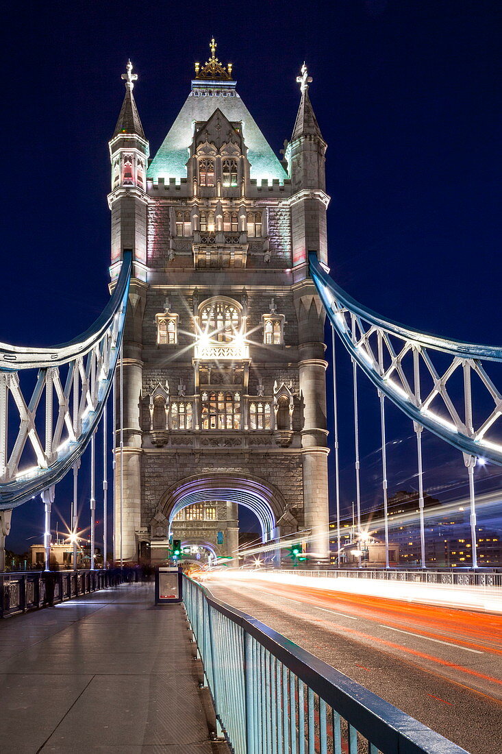Langzeitbelichtung des Verkehrs über Tower Bridge in der Abenddämmerung, London, England, Vereinigtes Königreich, Europa