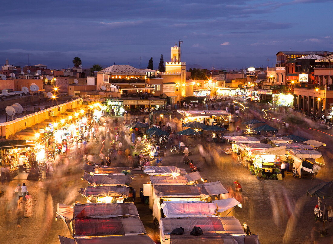 Blick über Djemaa el Fna in der Abenddämmerung mit Imbissbuden und Menschenmassen, Marrakesch, Marokko, Nordafrika, Afrika
