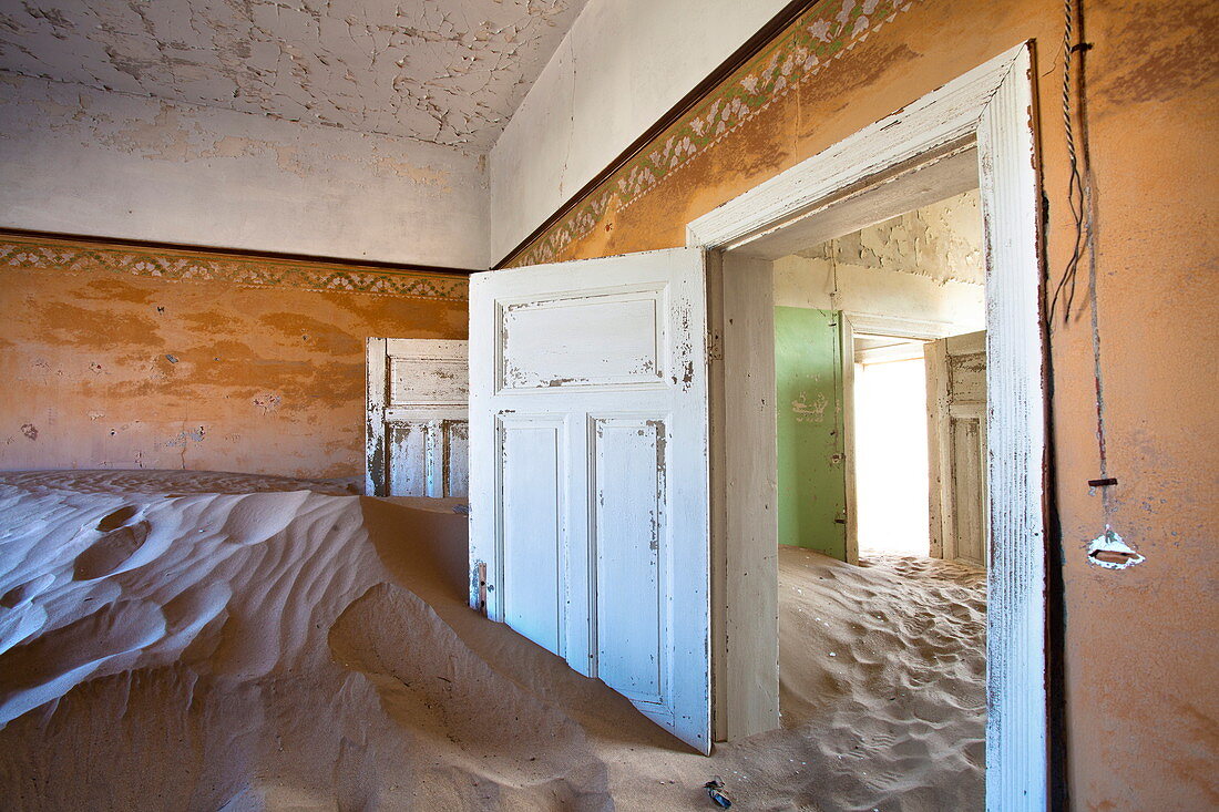 Gebäude voll mit Sand in der Namib-Wüste, in der verlassenen ehemaligen deutschen Diamantenbergbaustadt Kolmanskop, Verbotenes Diamantengebiet in der Nähe von Lüderitz, Namibia, Afrika, verbraucht