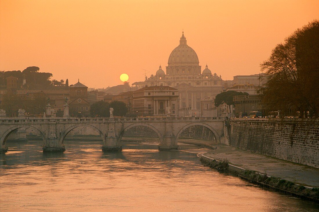 Skyline des Vatikans und der Tiber beim Sonnenuntergang, Rom, Latium, Italien, Europa