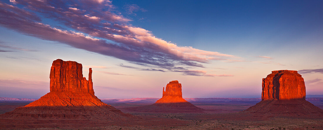 West Mitten Butte, East Mitten Butte und Merrick Butte, The Mittens (bekannt auch als Fäustlinge) bei Sonnenuntergang, Monument Valley Navajo Tribal Park, Arizona, Vereinigte Staaten von Amerika, Nordamerika