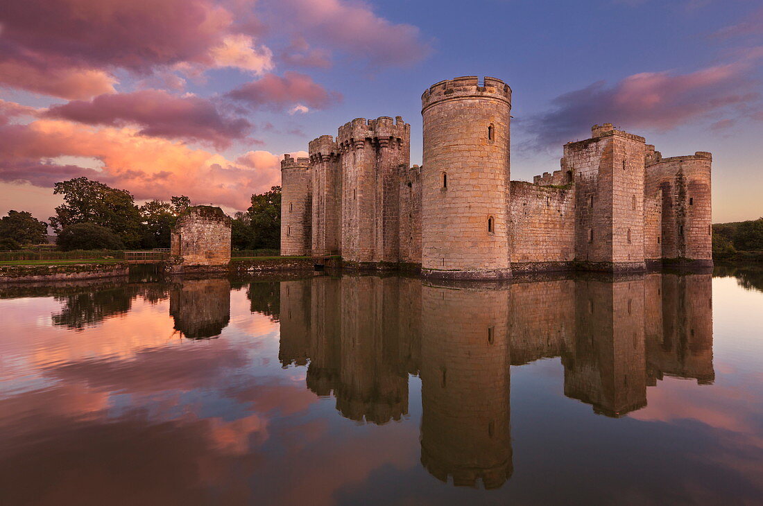 Bodiam Castle und Wassergraben, ein Schloss aus dem 14. Jahrhundert bei Sonnenuntergang, Robertsbridge, East Sussex, England, Großbritannien, Europa