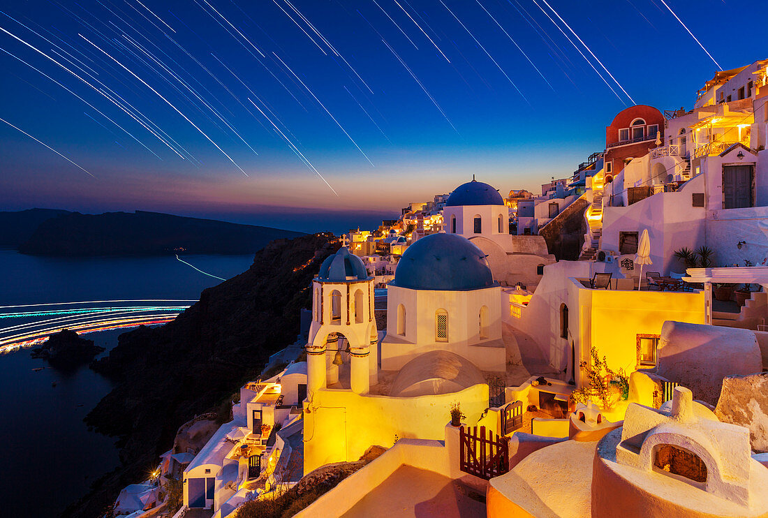 Oia Dorf und Kirchen mit Sternspuren nach Sonnenuntergang, Santorini (Thira), Kykladen, griechische Inseln, Griechenland, Europa