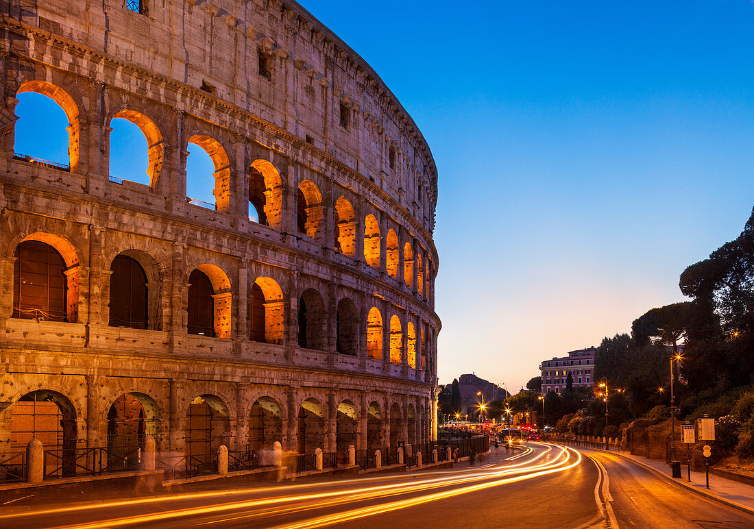 Rom Kolosseum (Flavian Amphitheatre) in der Nacht mit Lichtweg, UNESCO-Weltkulturerbe, Rom, Latium, Italien, Europa