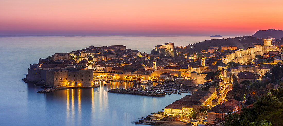 Luftaufnahme der Altstadt von Dubrovnik bei Nacht mit orangefarbenem Sonnenuntergangshimmel, UNESCO-Weltkulturerbe, Dubrovnik, dalmatinische Küste, Kroatien, Europa