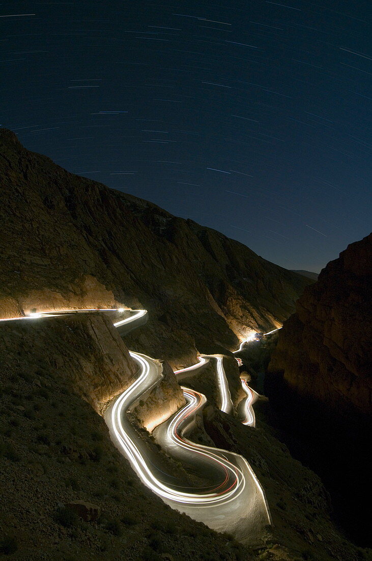Lichtspuren vom Auto bei Nacht, kurvenreiche Bergstraße, Dades, Schlucht, Marokko, Nordafrika