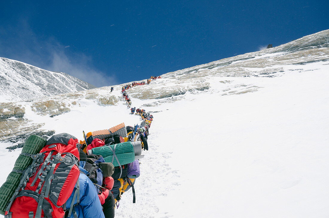 A line of climbers on the Lhotse Face, Mount Everest, Solu Khumbu Everest Region, Sagarmatha National Park, UNESCO World Heritage Site, Nepal, Himalayas, Asia 