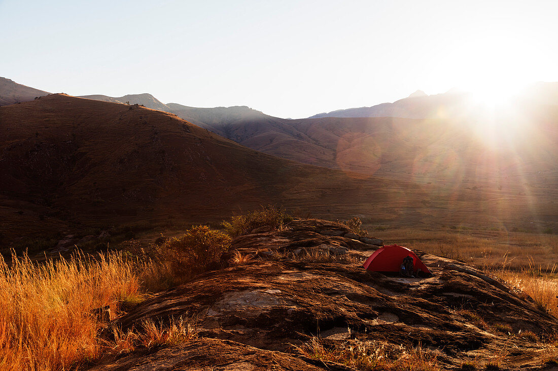 Sonnenaufgang über einem Zelt, Tsaranoro-Tal, Ambalavao, zentraler Bereich, Madagaskar, Afrika