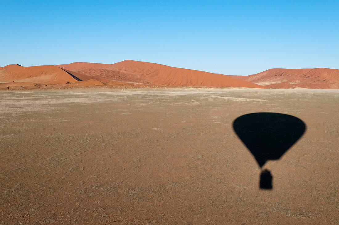 Schatten von einem Heißluftballon in der Wüste, Namib Naukluft Park, Namib Wüste, Namibia, Afrika
