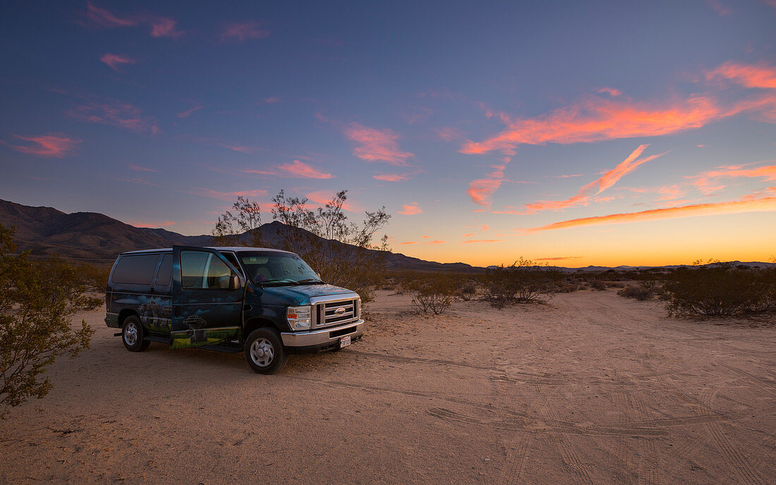 Van an den Sanddünen von Kelso im Mojave Nationalpark bei Sonnenuntergang\n