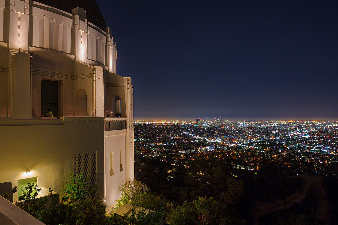 Griffith Observatorium mit Skyline von Los Angeles bei Nacht, USA\n