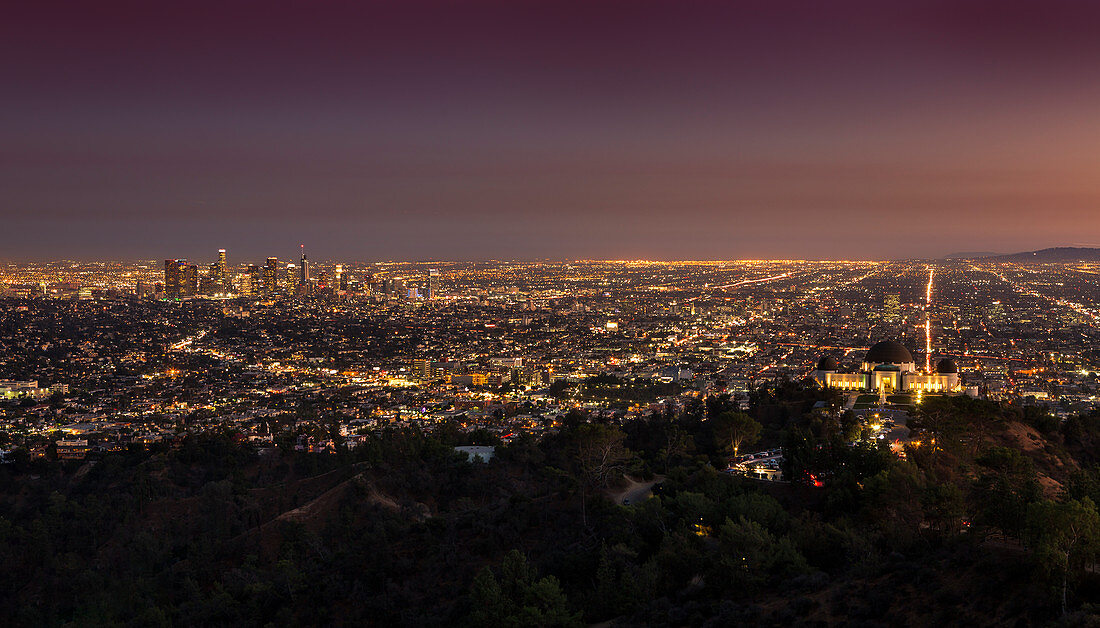 Skyline von Los Angeles bei Nacht mit Griffith Observatorium, USA\n