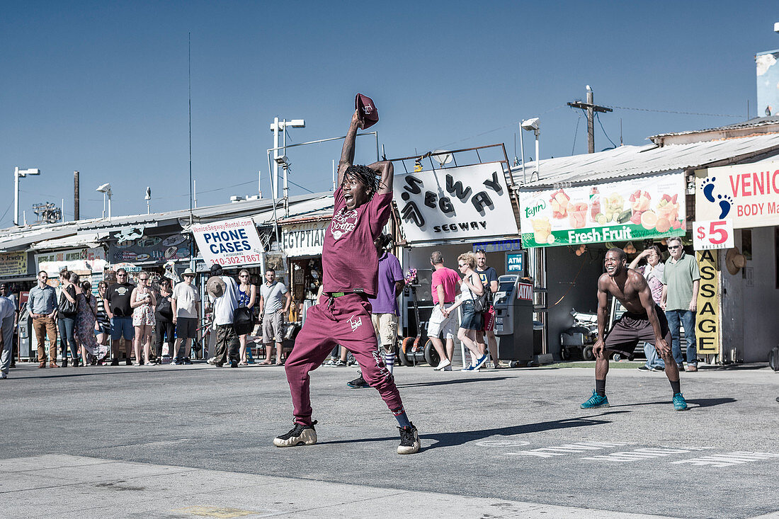 Akrobaten auf der Promenade am Venice Beach in Los Angeles, USA\n