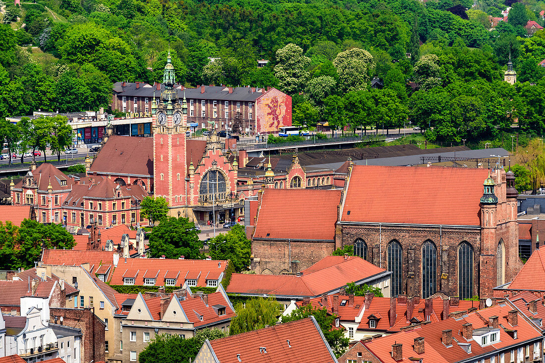 Hauptbahnhof von Danzig und St. Josephs Kirche, Danzig, Polen, Europa