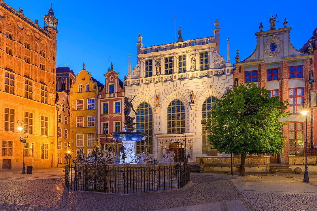 Altstadt, Dlugi Targ Straße (Langer Markt), Artushof (weißes Gebäude) und Neptunbrunnen, Danzig, Polen, Europa