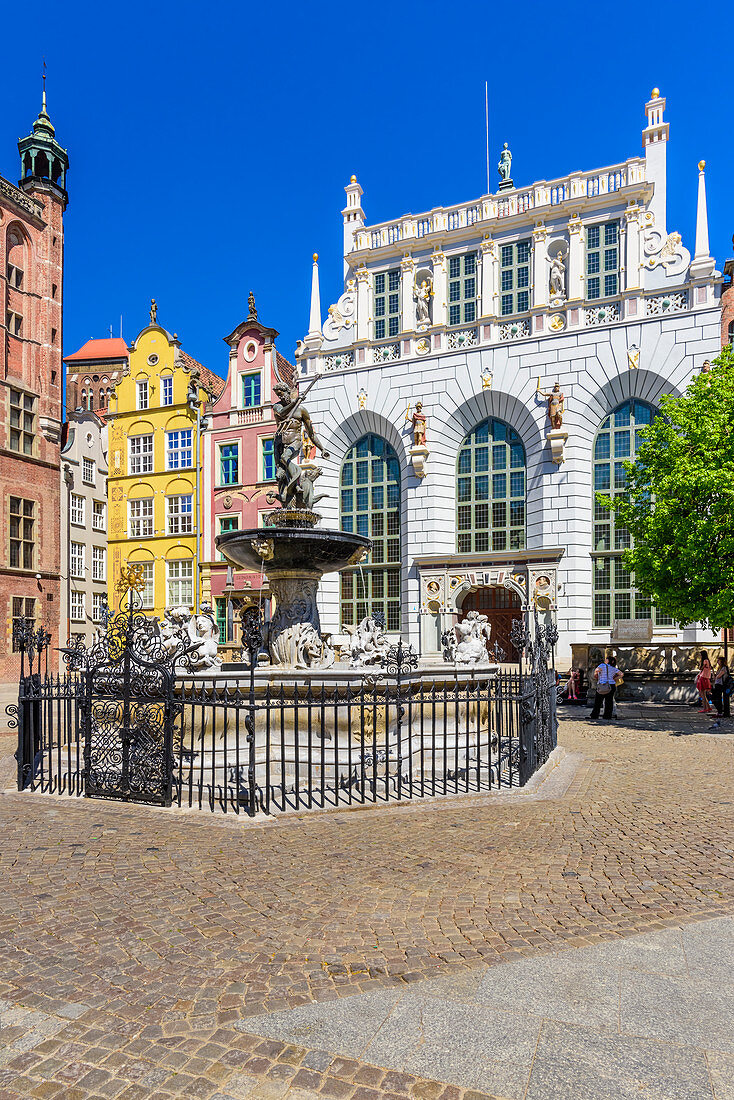 Gdansk, Main City, old town, Dlugi Targ street (Long Market), Artus Court (white building) and fountain of Neptune. Gdansk, Main City, Pomorze region, Pomorskie voivodeship, Poland, Europe