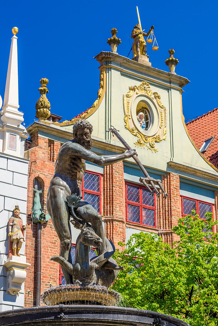 Altstadt, Neptunbrunnen, im Hintergrund Mädchen am Fenster (Märchenfigur), Danzig, Polen, Europa