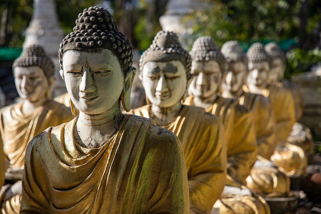 Buddha-Statuen im Maha Bodhi Tahtaung-Kloster, Gemeinde Monywa, Region Sagaing, Myanmar, Asien