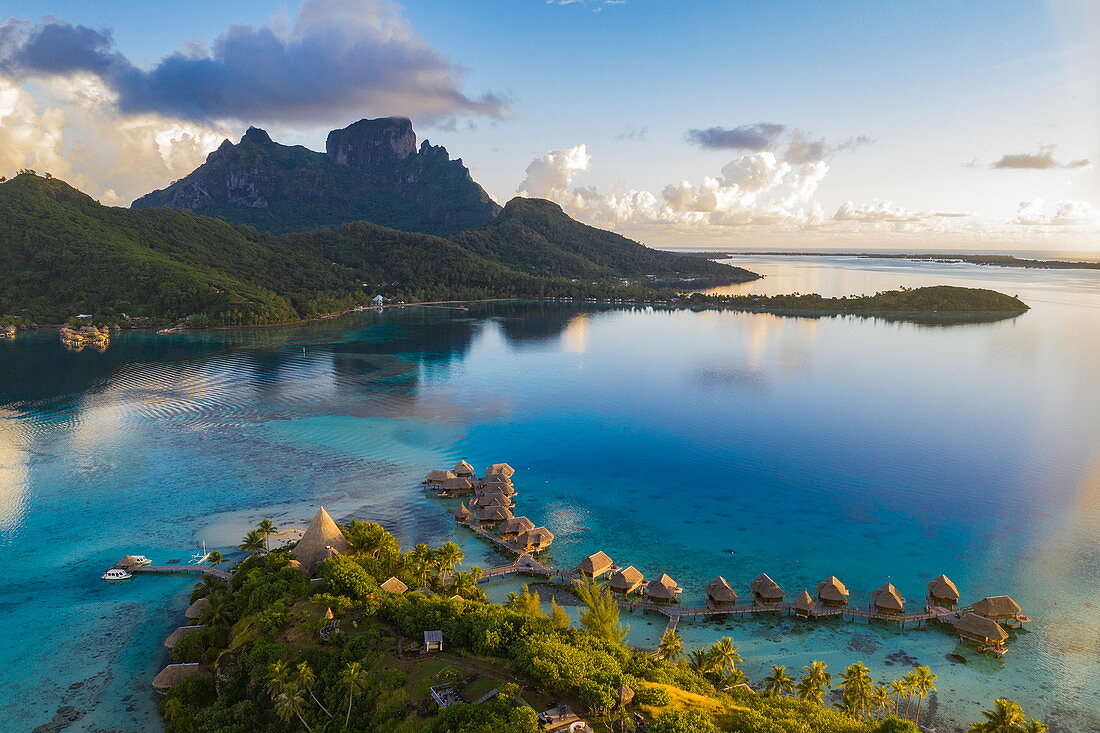 Luftaufnahme des Sofitel Bora Bora Private Island Resort, Mount Otemanu, Vaitape, Bora Bora, Französisch-Polynesien, Südpazifik